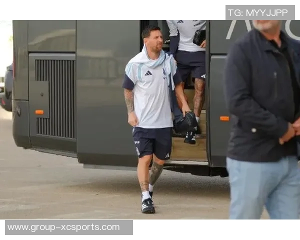 安哥拉队长赛后自豪展示与梅西交换的签名球衣将永久珍藏