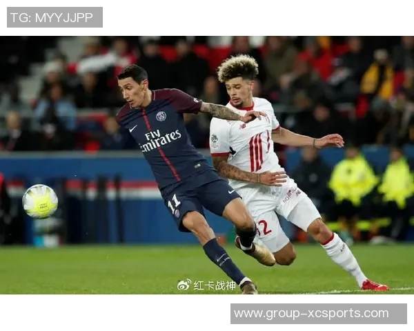 约罗身穿里尔球衣盛装出席里尔对阵巴黎比赛开球仪式